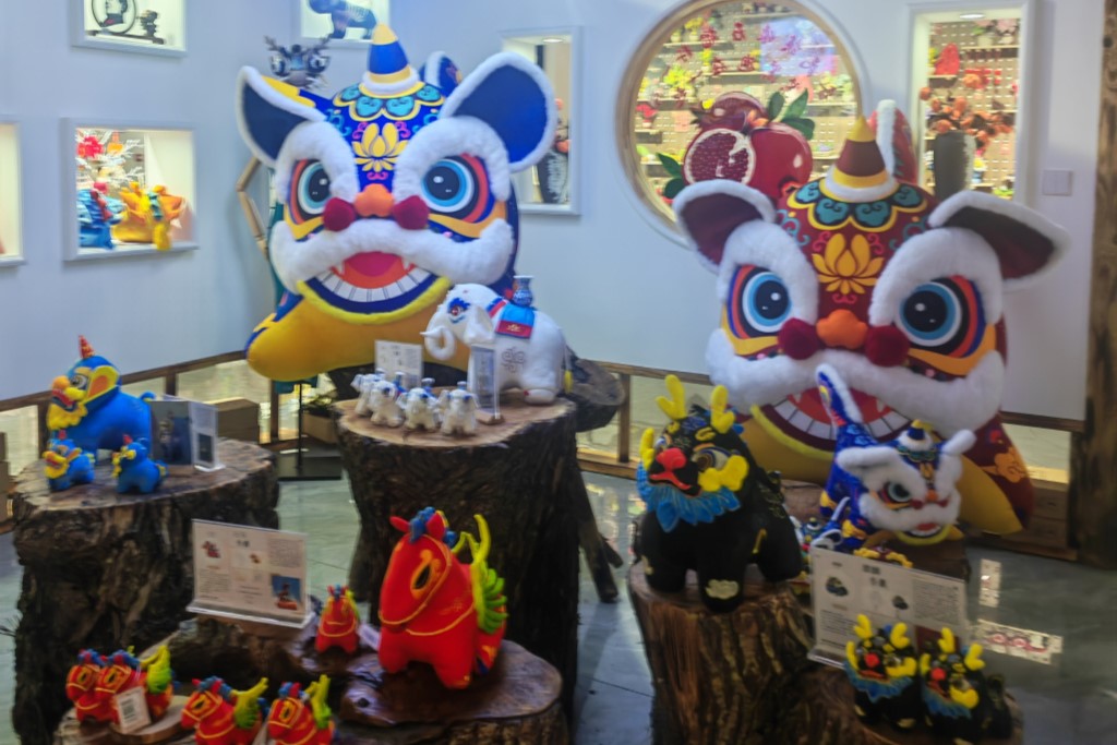 文化叙事｜"绣花针里能安家"：一项非遗与四千个家庭的双向托举